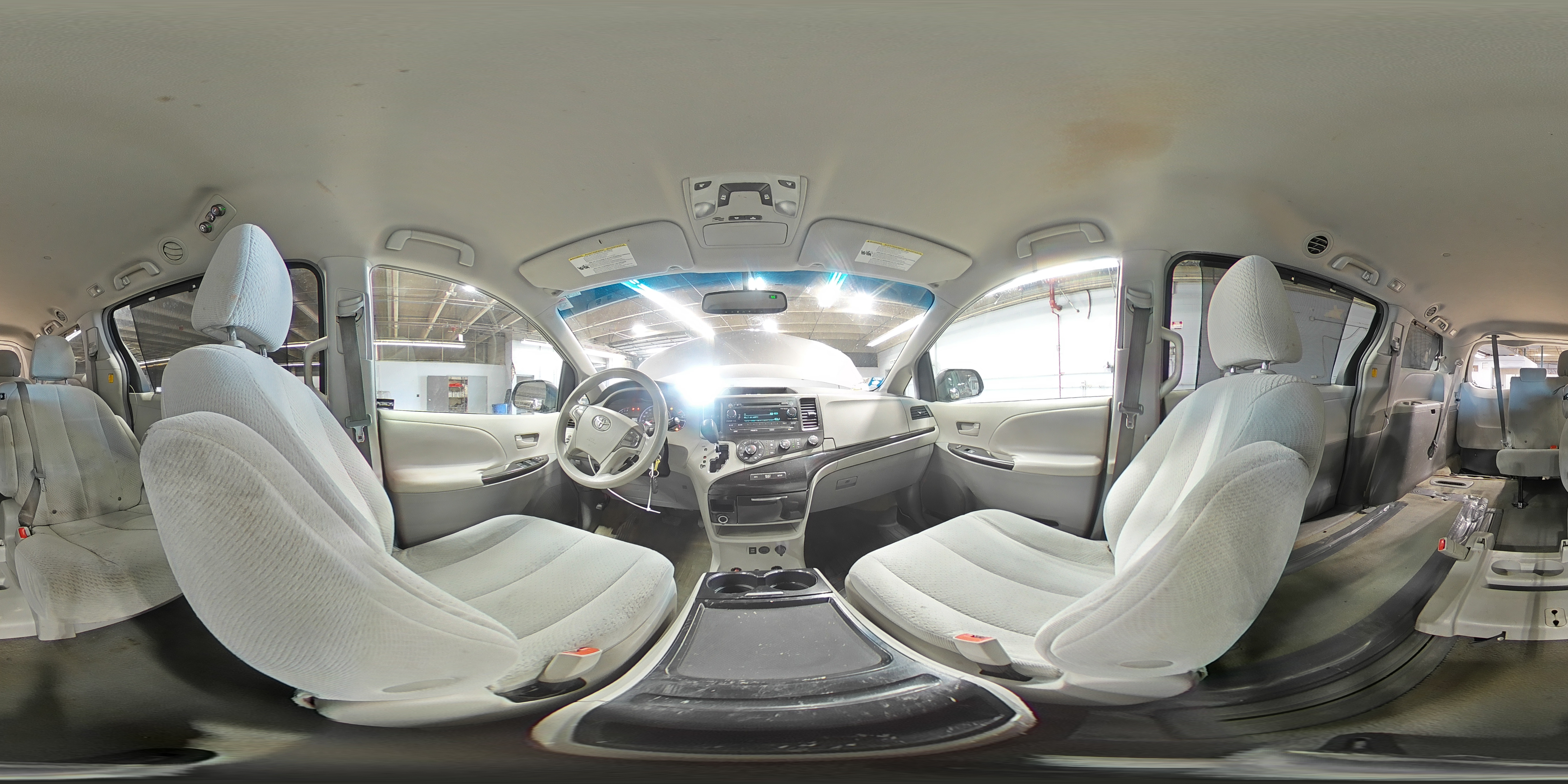 2011 Toyota Sienna - Image 14