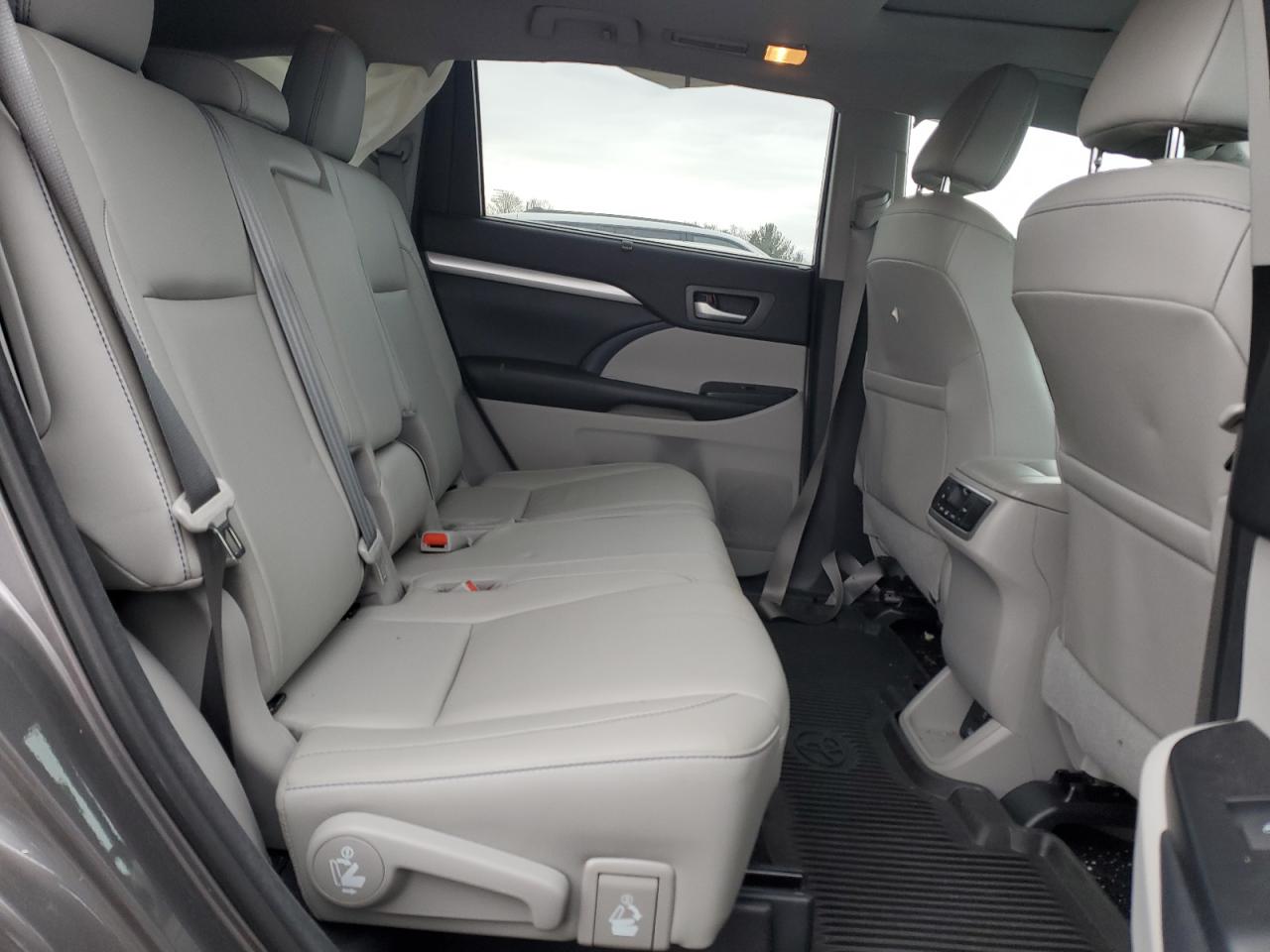 2018 Toyota Highlander - Image 12