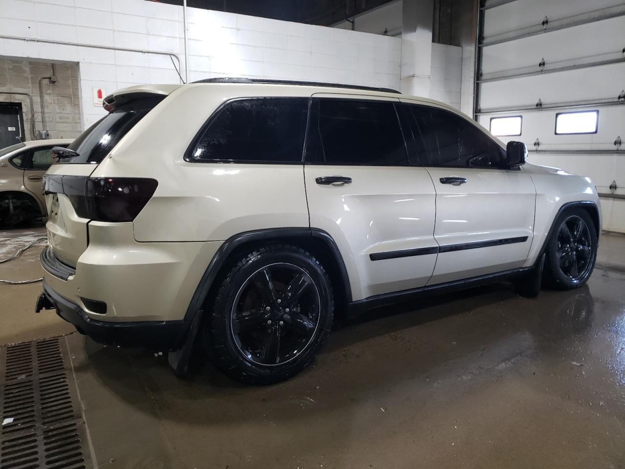 2011 Jeep Grand Cherokee - Image 3