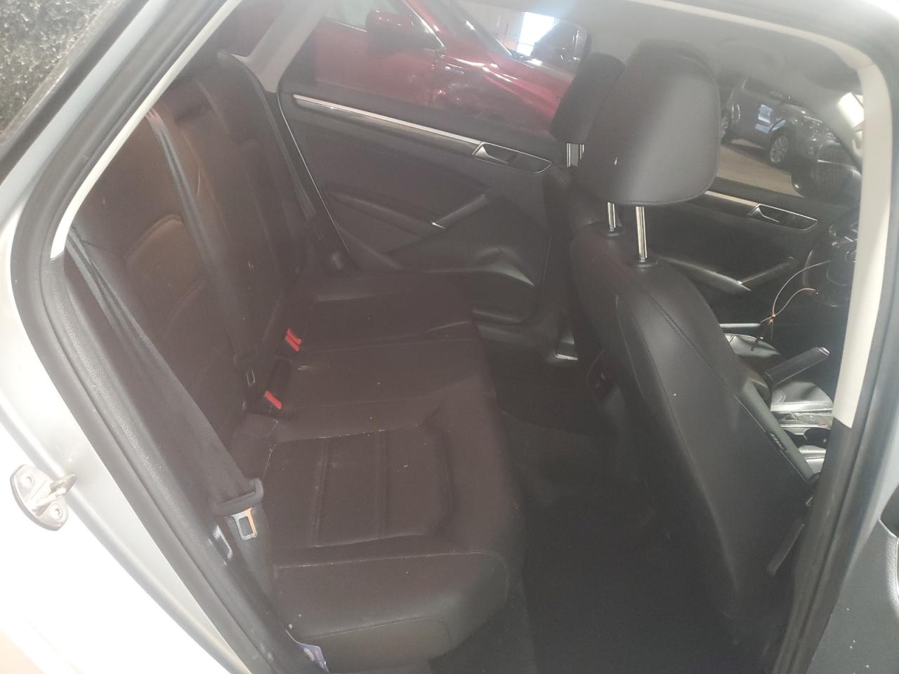2018 Volkswagen Passat - Image 10