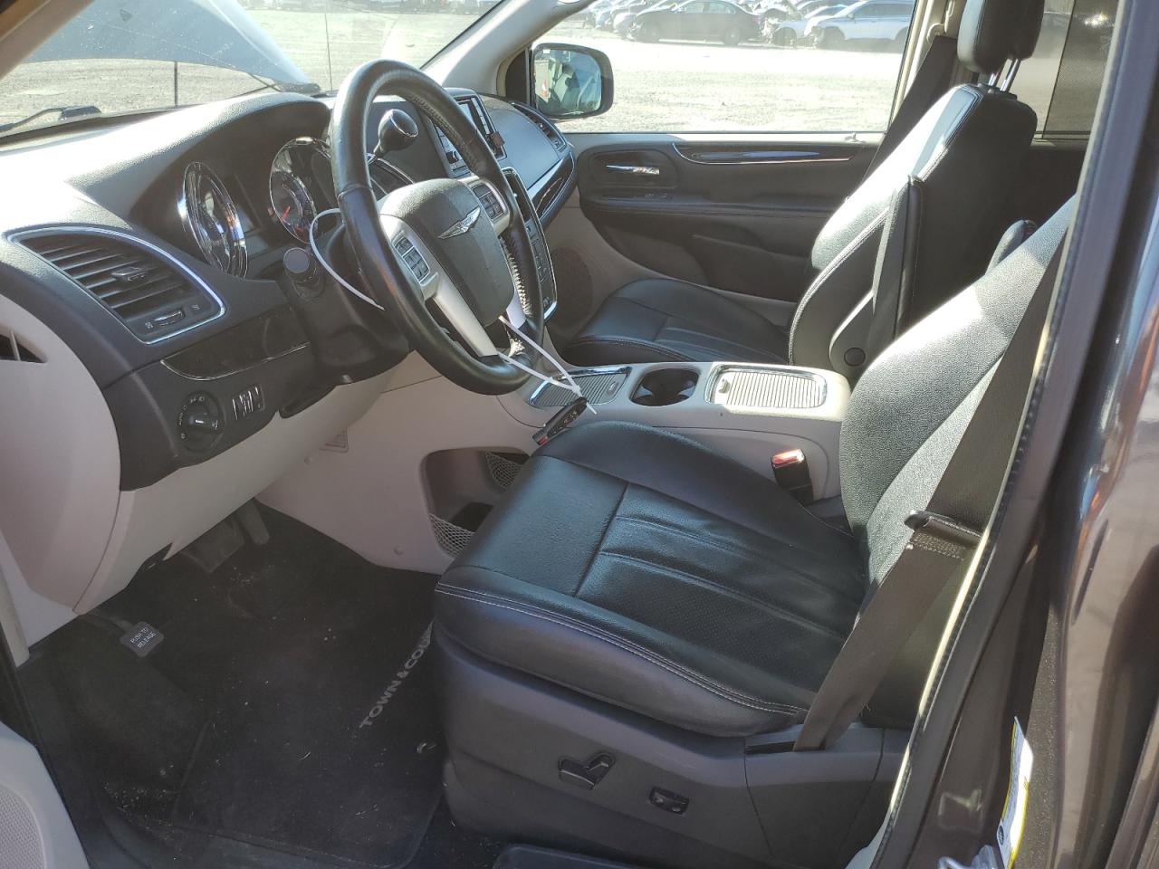 2015 Chrysler Town & Country - Image 7