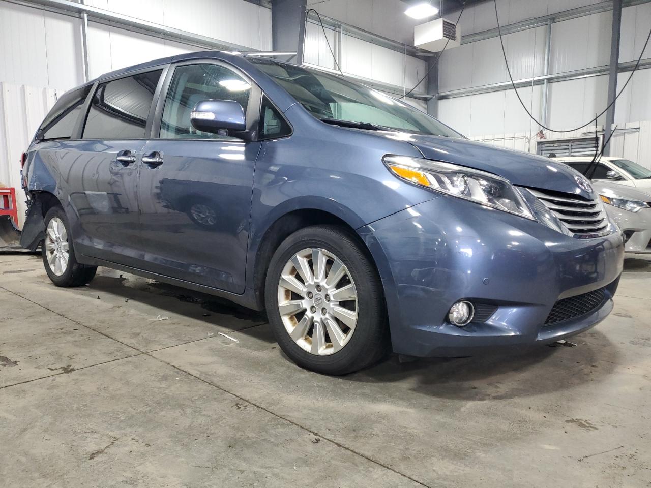 2015 Toyota Sienna - Image 4