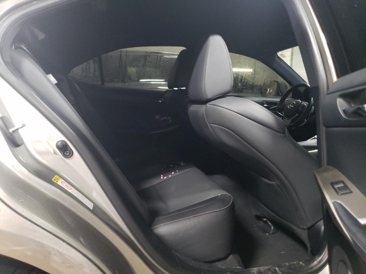 2016 Lexus IS - Image 10
