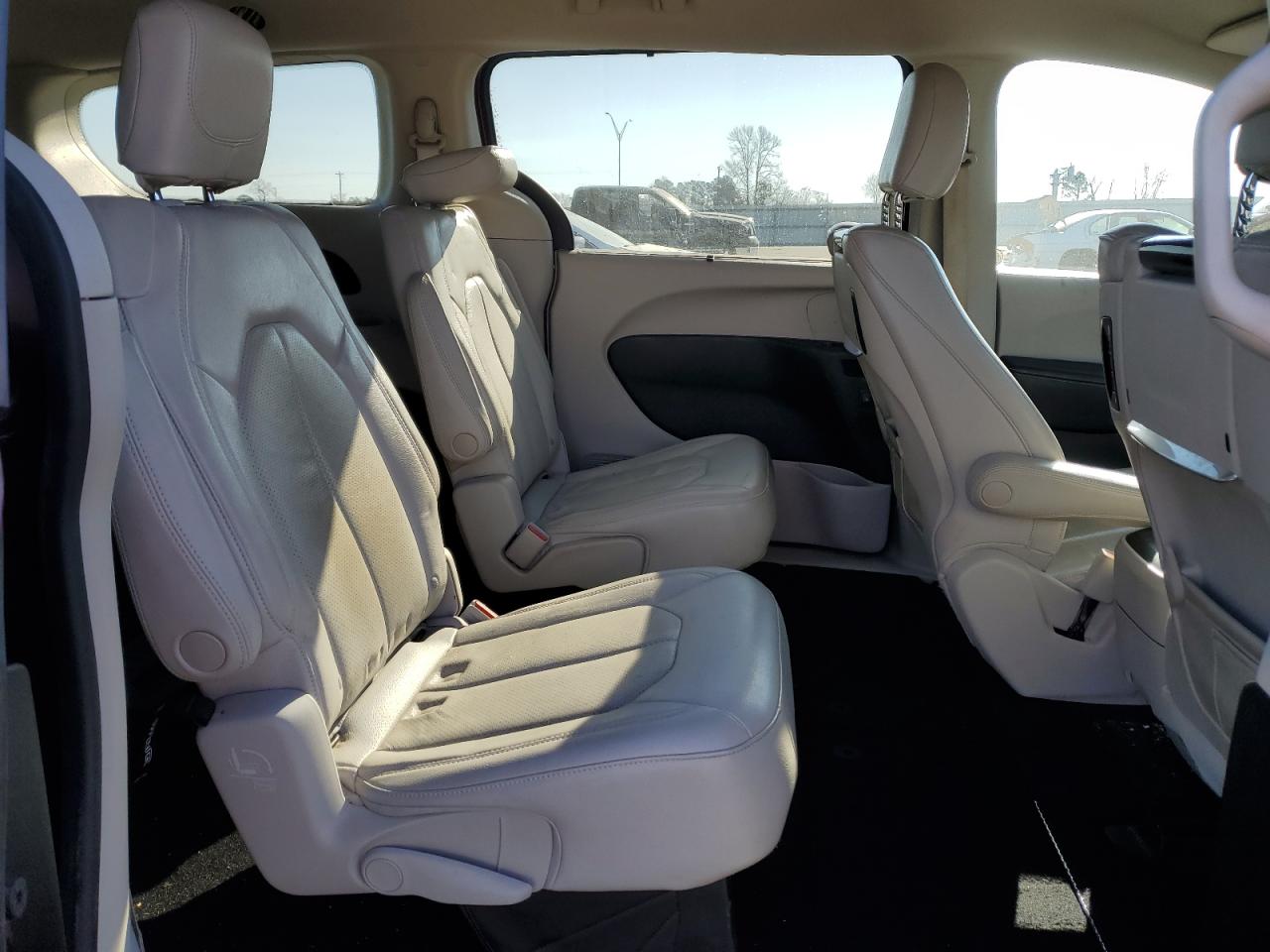 2020 Chrysler Pacifica - Image 11
