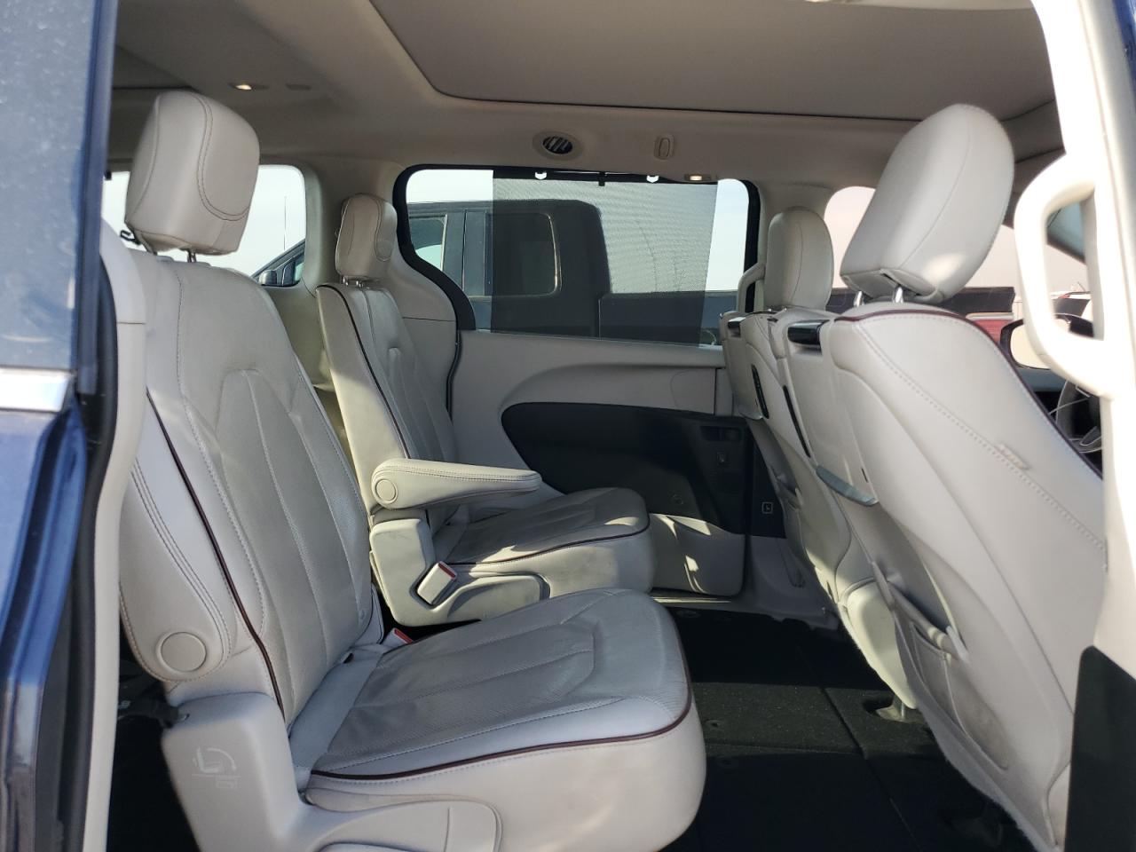 2017 Chrysler Pacifica - Image 11