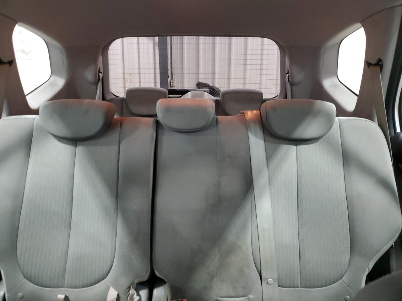 2010 Kia Rondo - Image 10