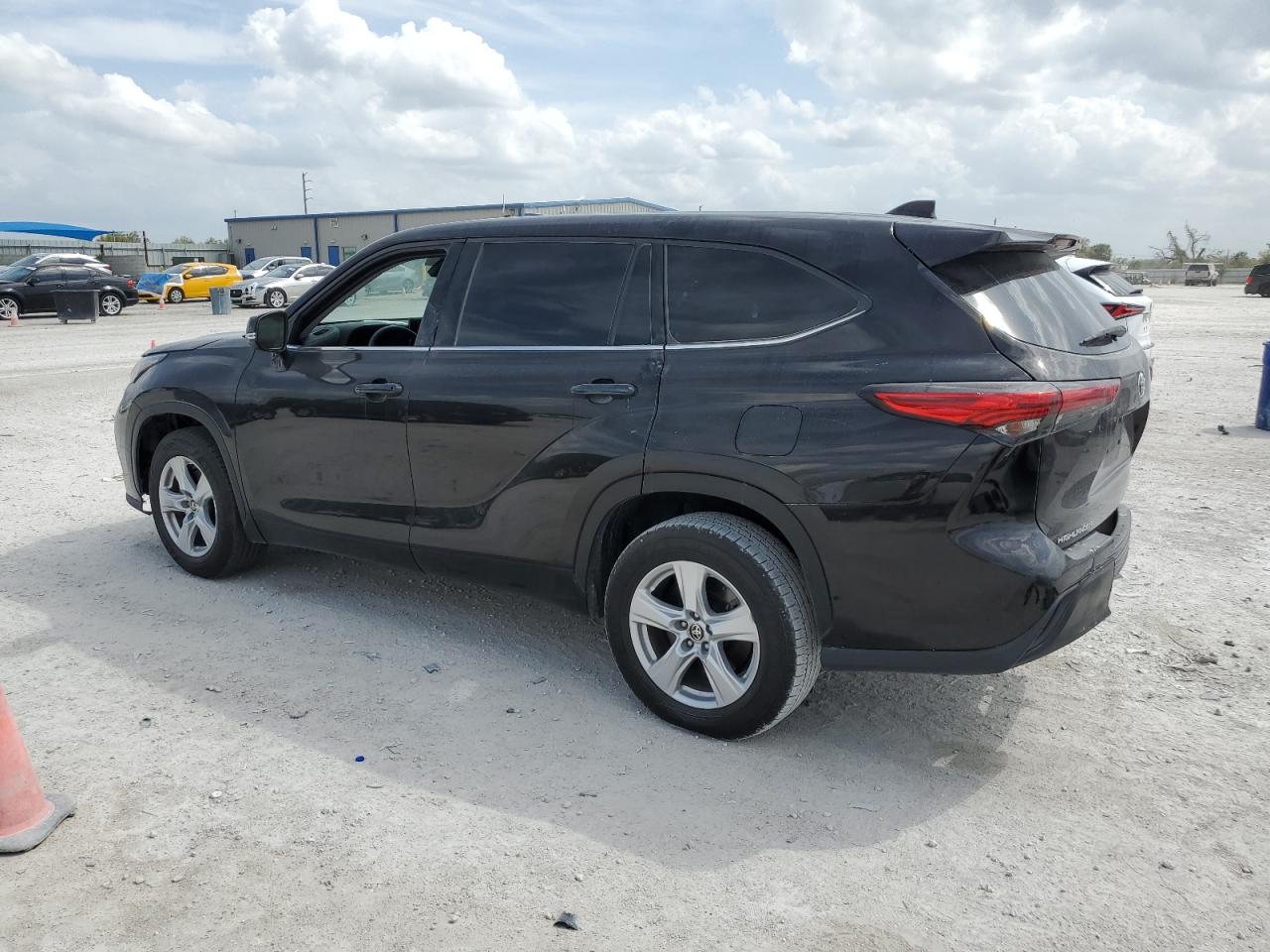 2020 Toyota Highlander - Image 2