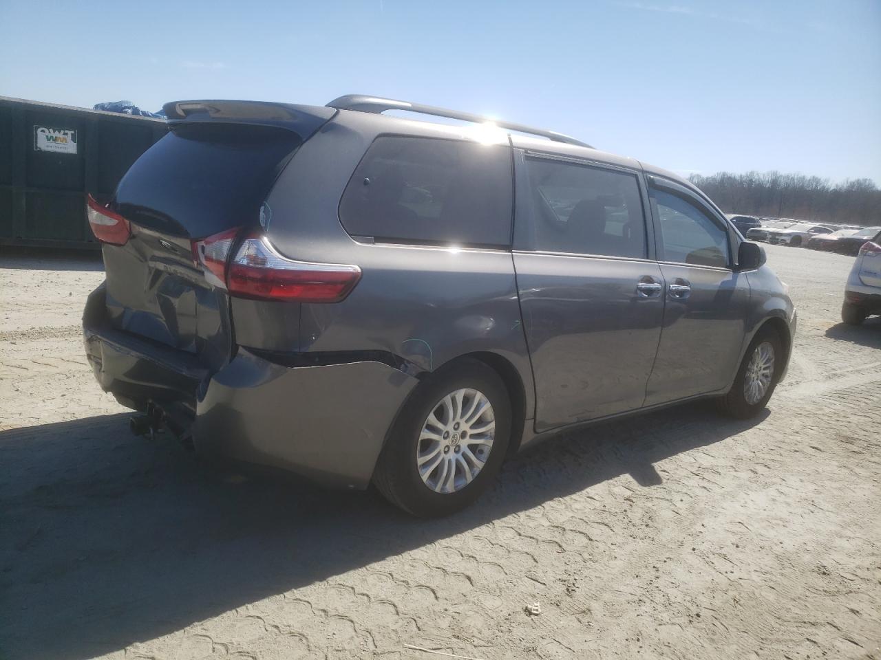 2016 Toyota Sienna - Image 3