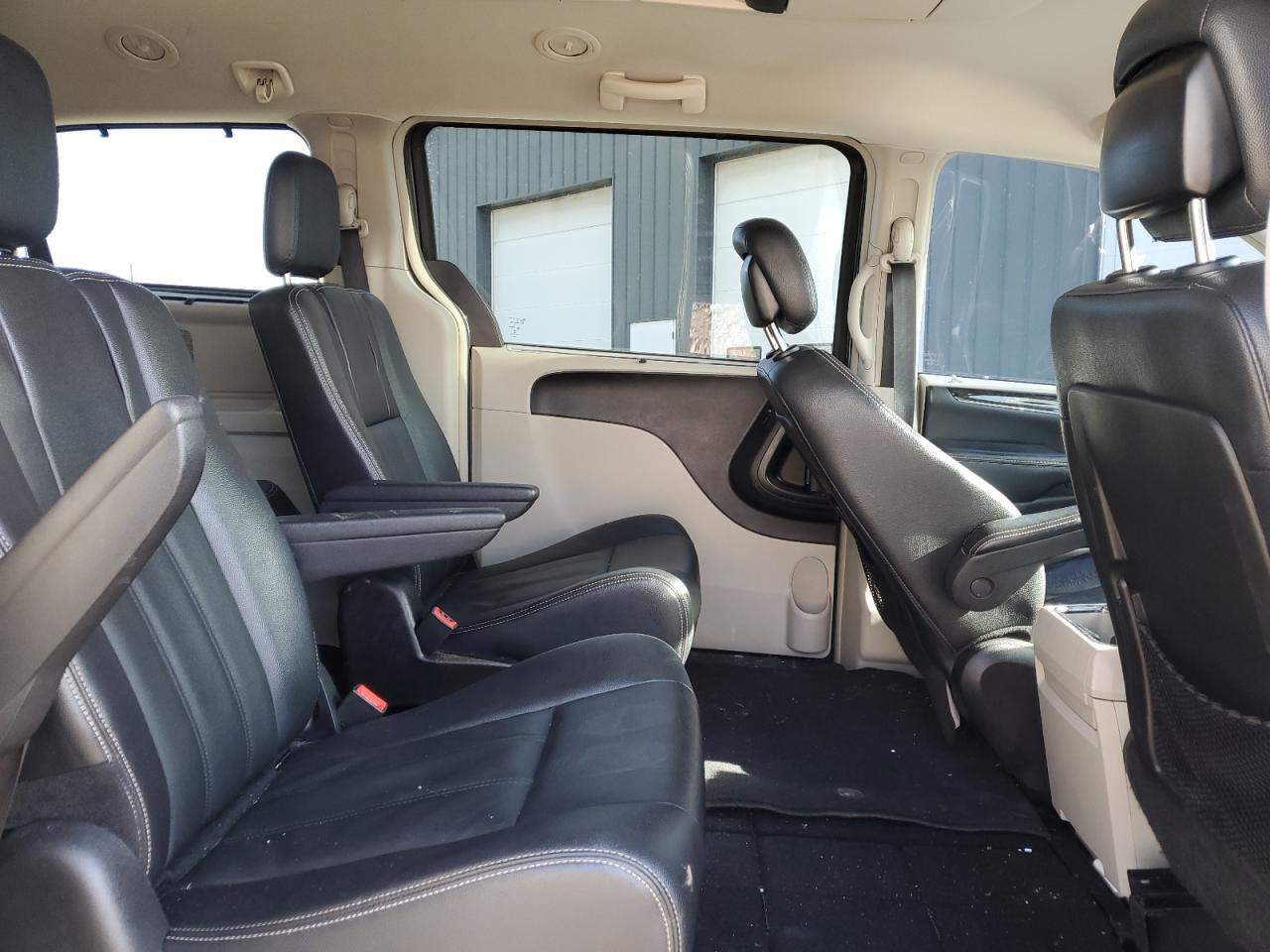 2016 Chrysler Town & Country - Image 12