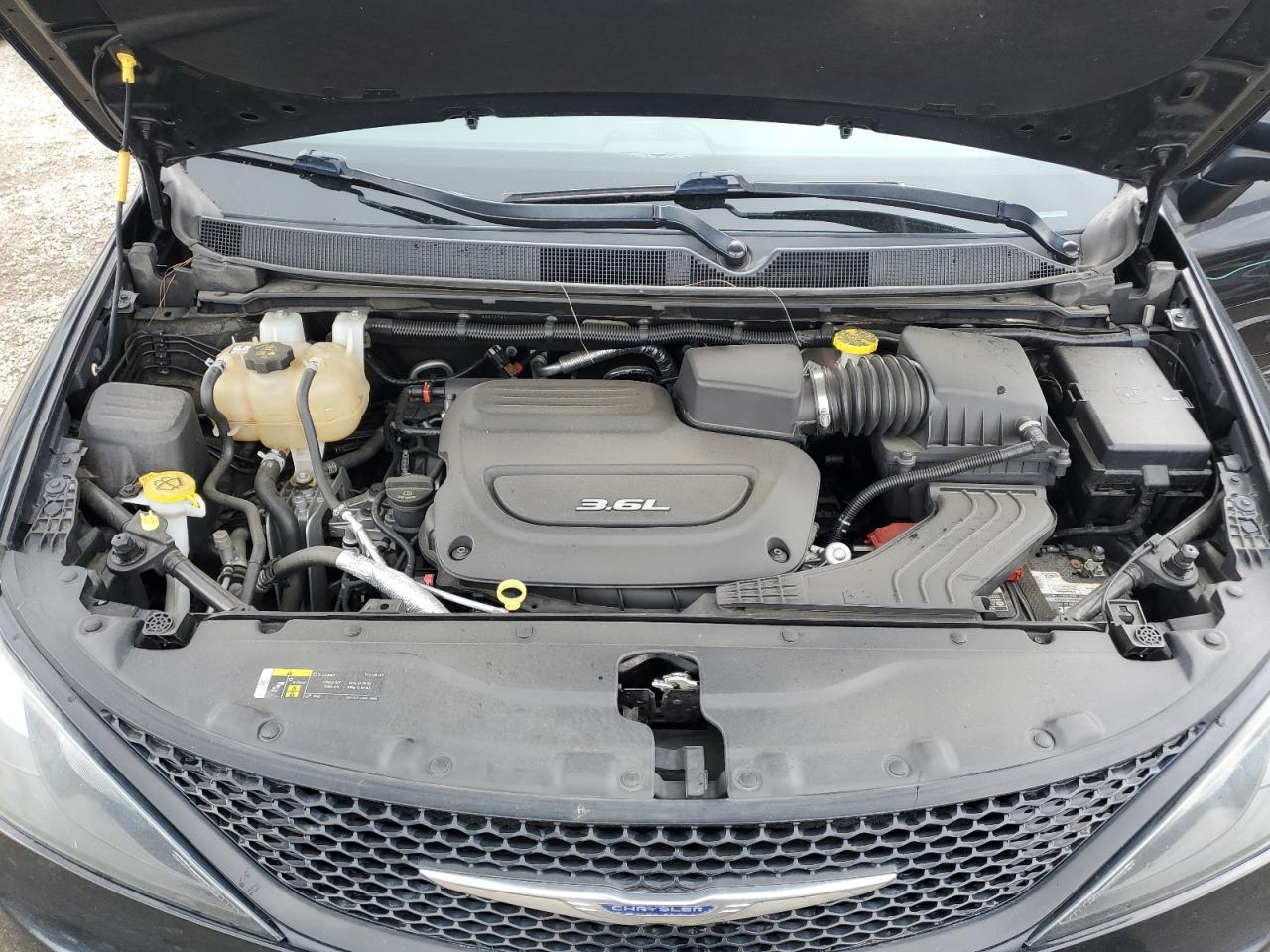 2018 Chrysler Pacifica - Image 12
