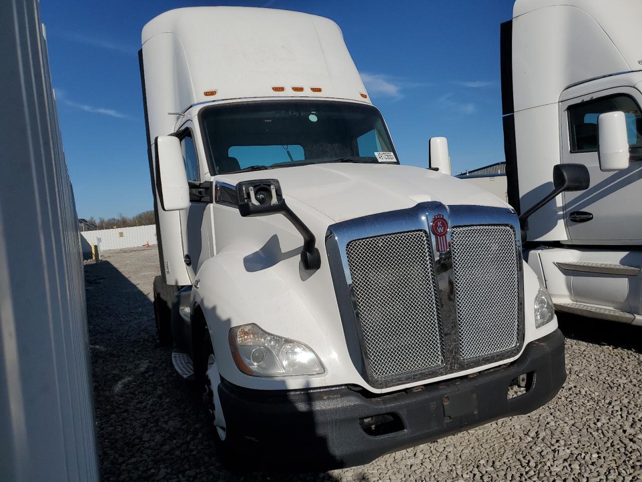 2016 Kenworth T680 Semi Truck للبيع في Cahokia Heights، IL - Normal Wear