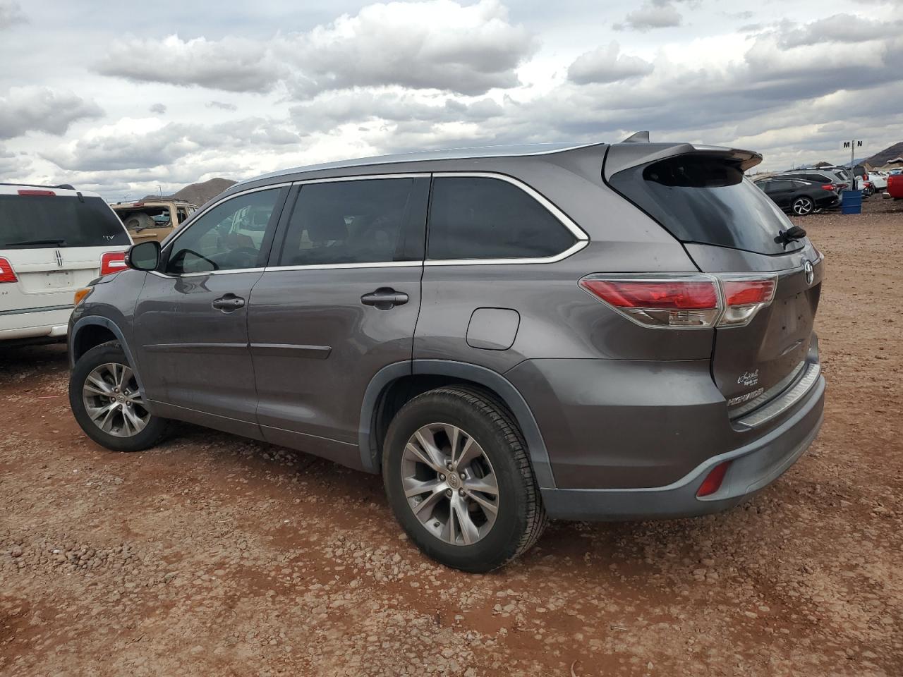 2015 Toyota Highlander - Image 2