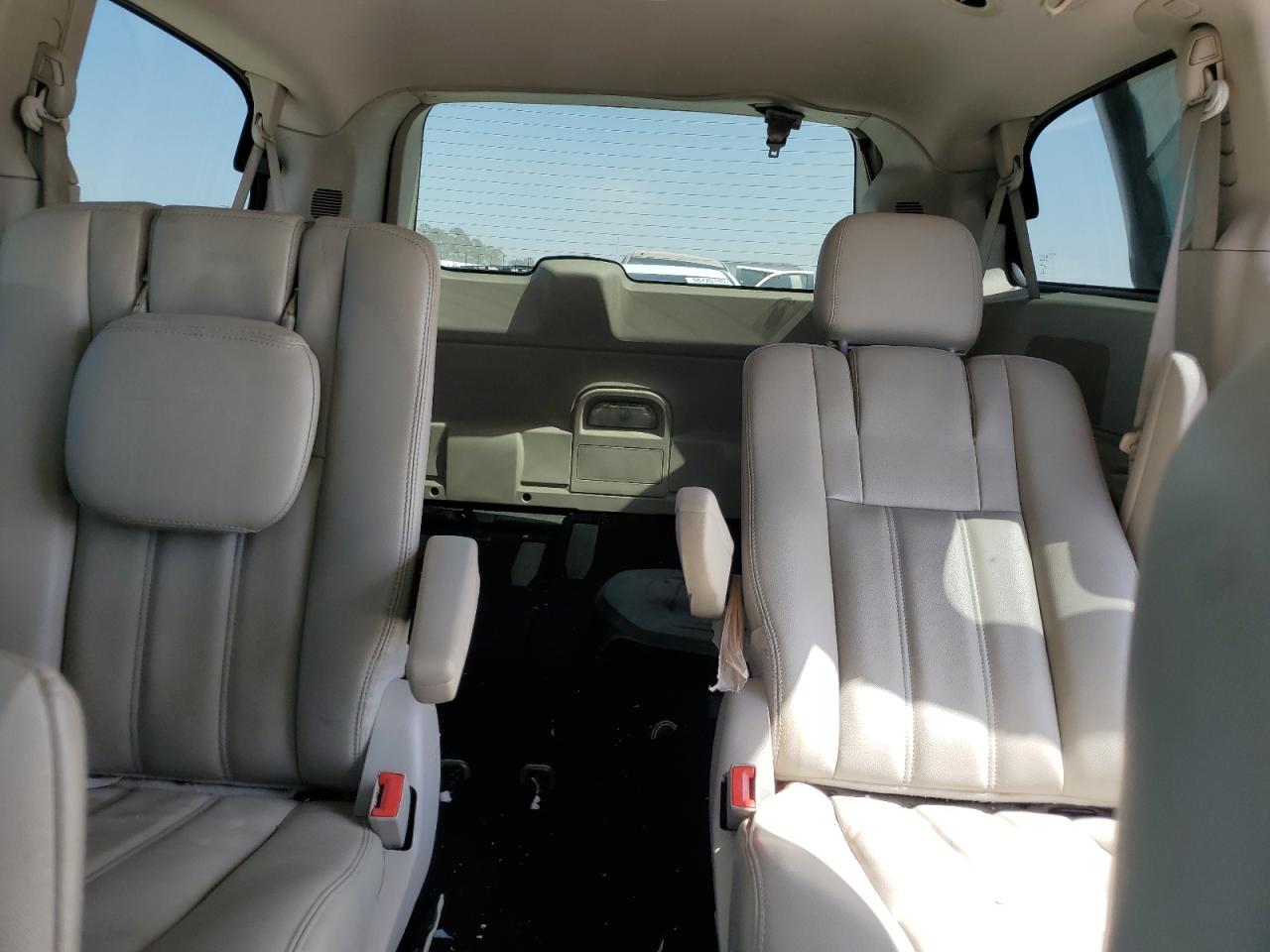 2013 Chrysler Town & Country - Image 10