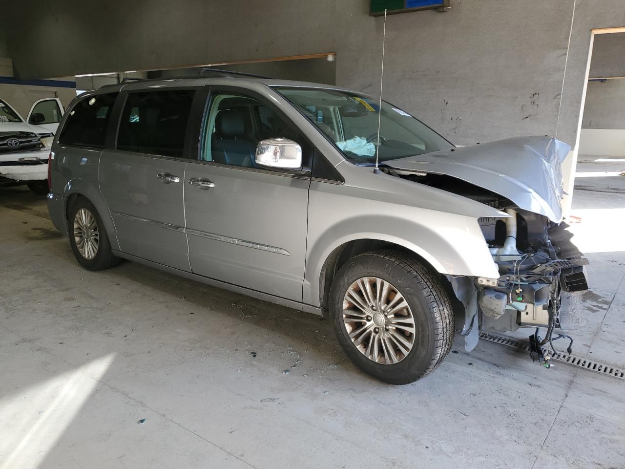 2015 Chrysler Town & Country - Image 4