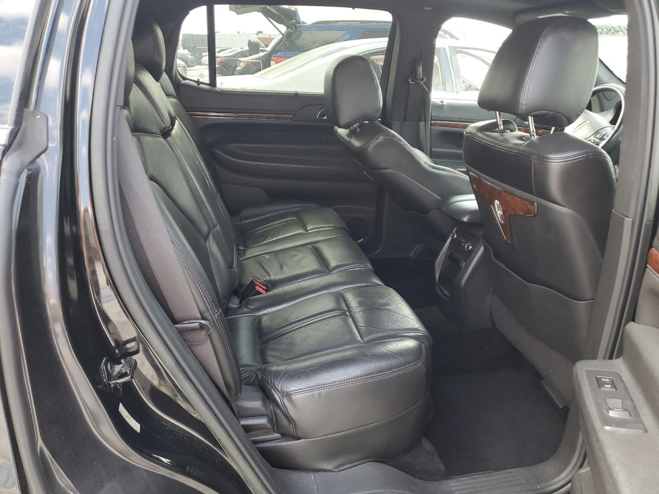 2013 Lincoln MKT - Image 11