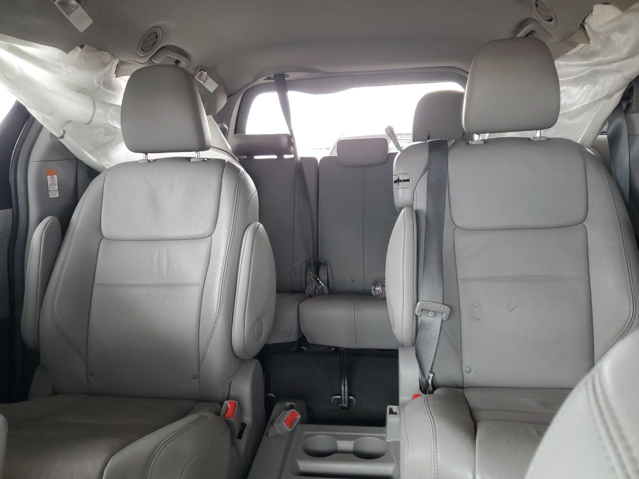 2017 Toyota Sienna - Image 10