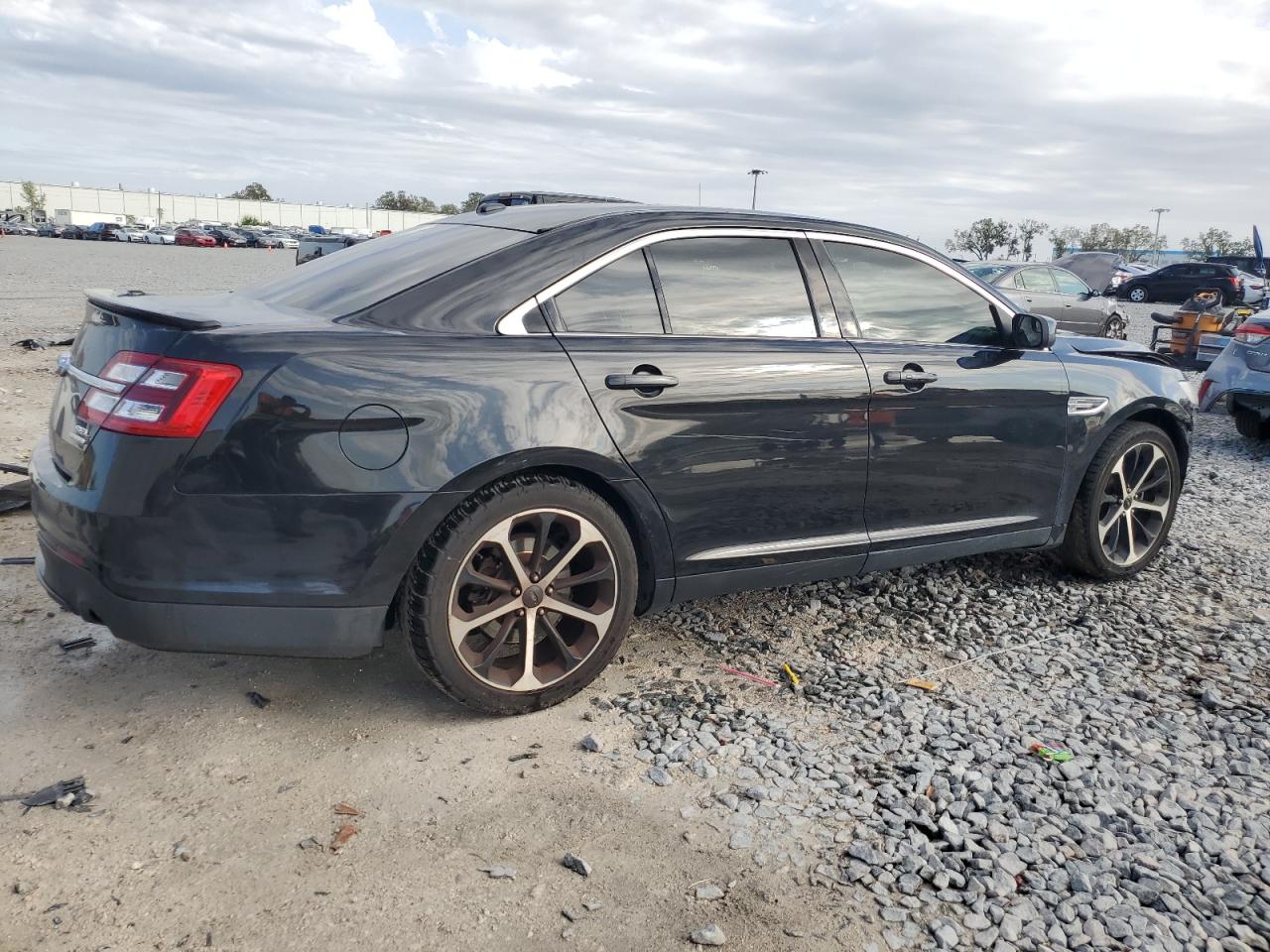 2015 Ford Taurus - Image 3