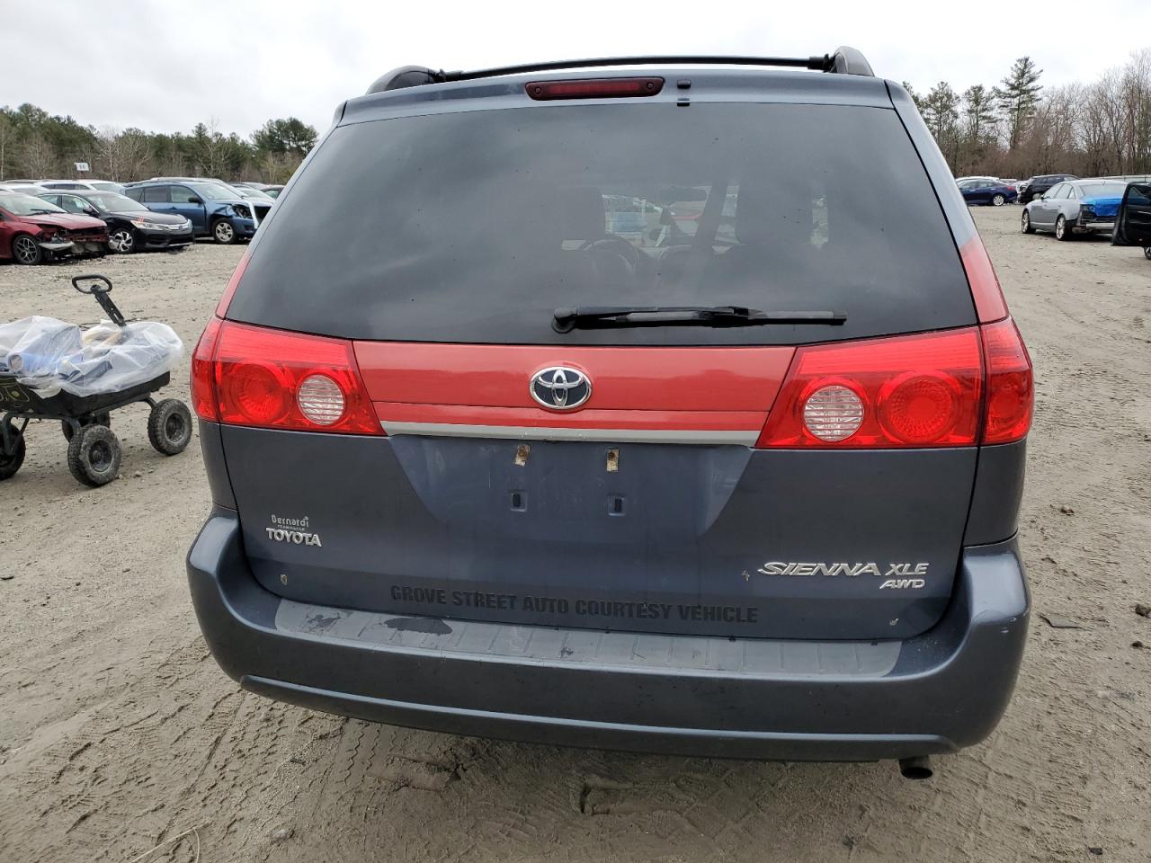 2010 Toyota Sienna - Image 6