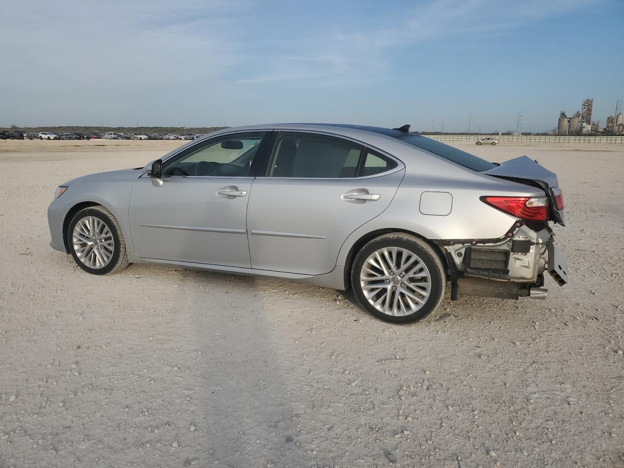 2015 Lexus ES - Image 2