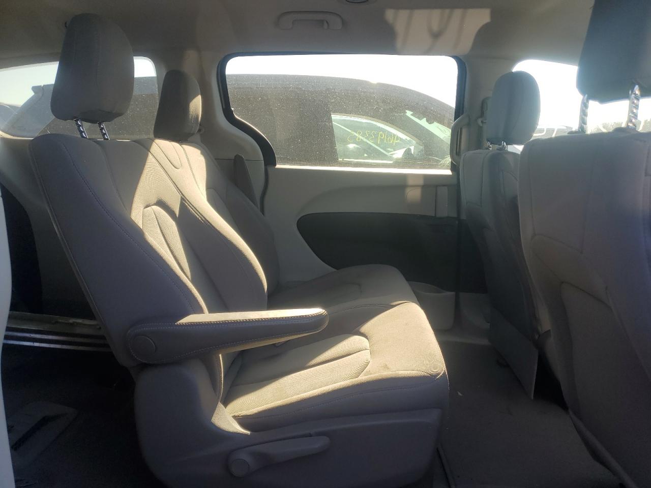 2018 Chrysler Pacifica - Image 11