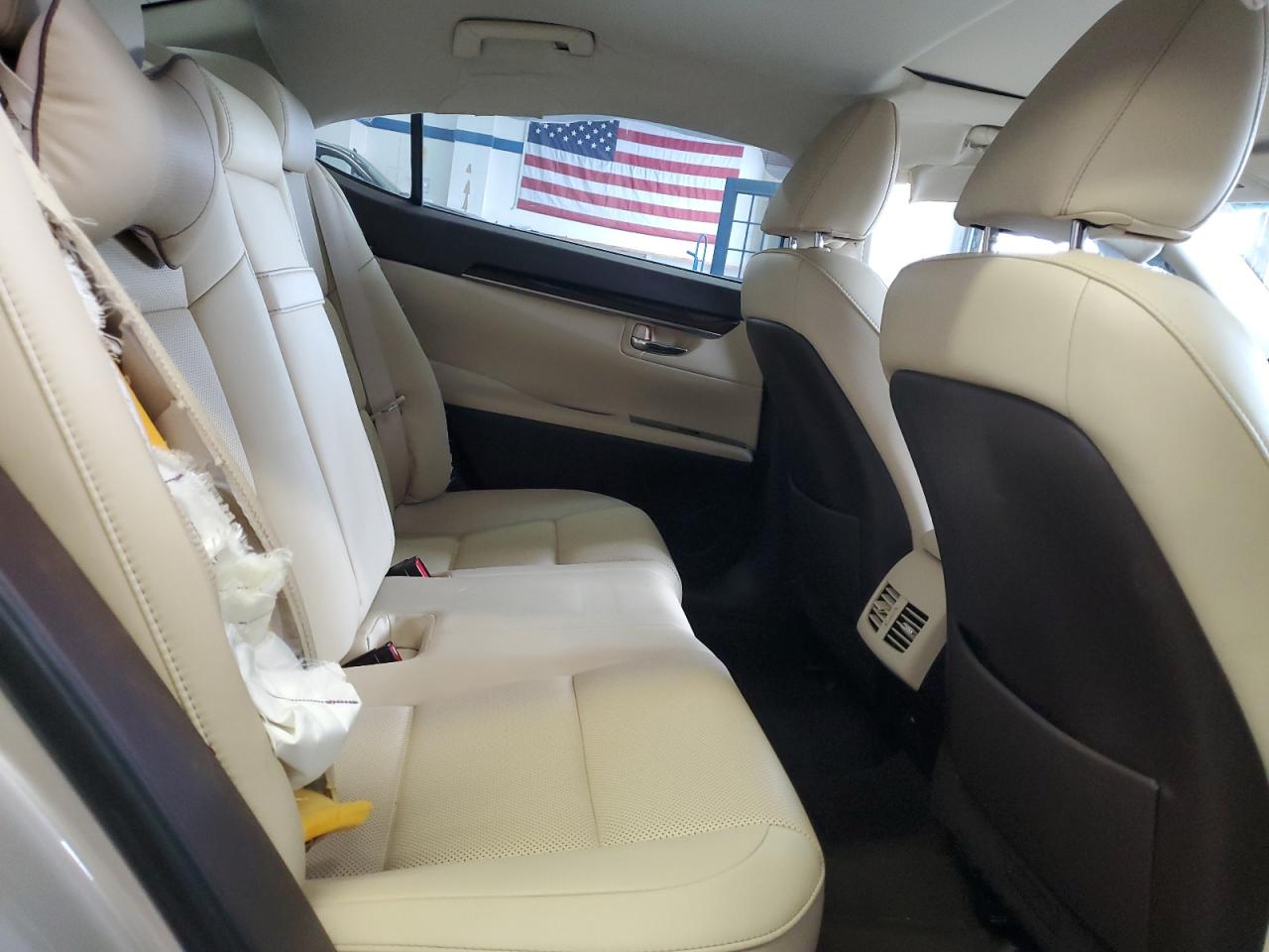 2016 Lexus ES - Image 10