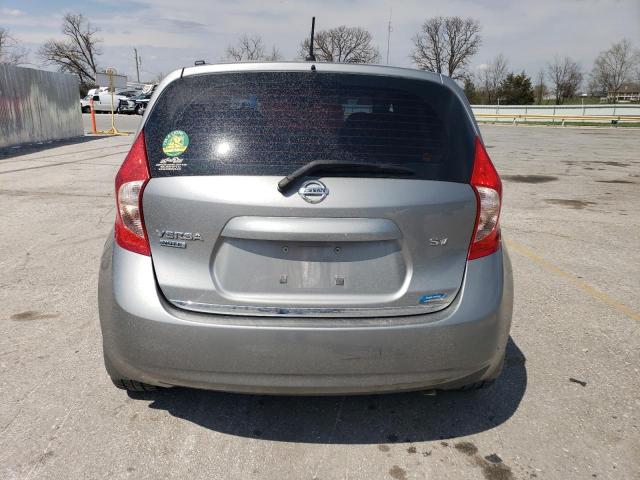 Hatchbacks NISSAN VERSA 2015 Srebrny