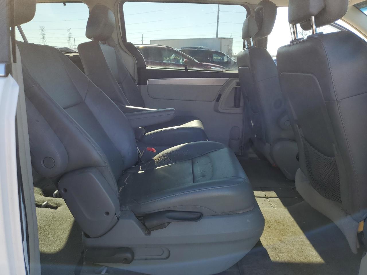 2013 Volkswagen Routan - Image 11