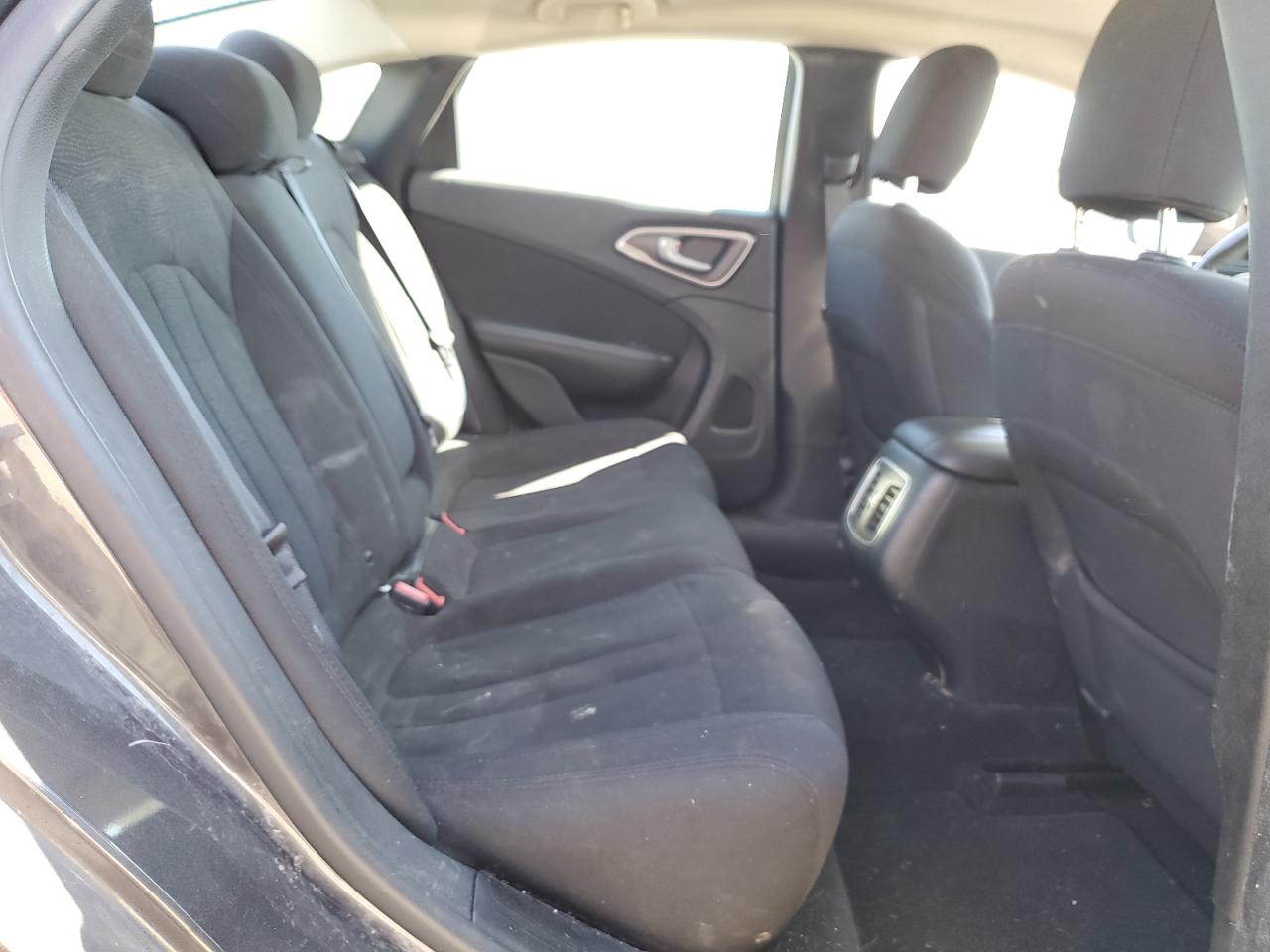 2015 Chrysler 200 - Image 10