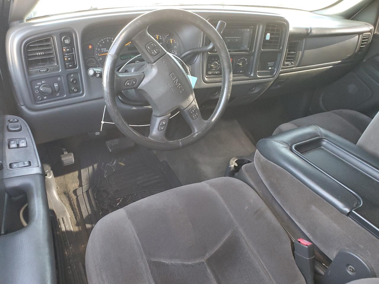 2004 GMC Sierra - Image 8