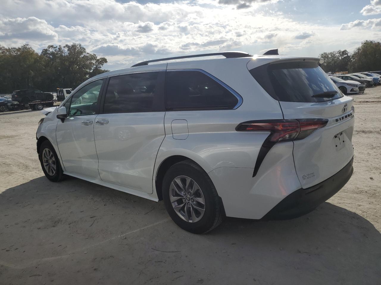 2022 Toyota Sienna - Image 2
