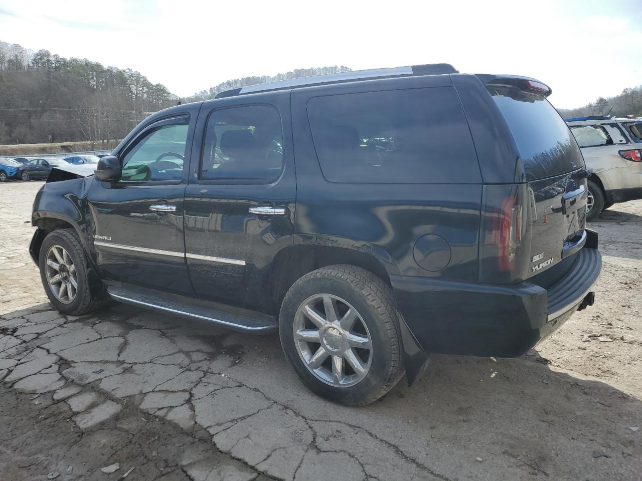 2010 GMC Yukon - Image 2