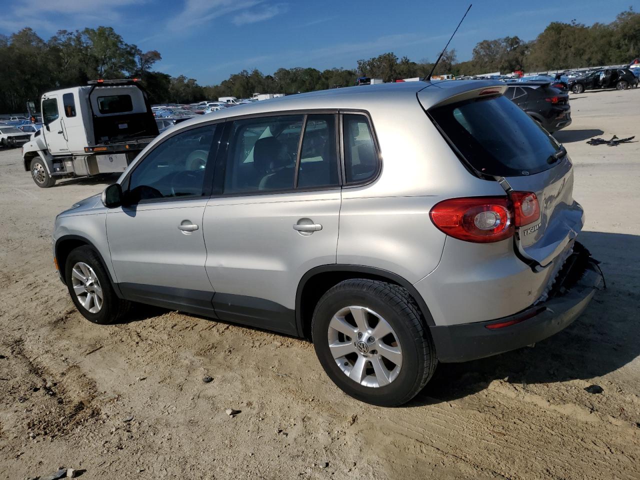 2009 Volkswagen Tiguan - Image 2