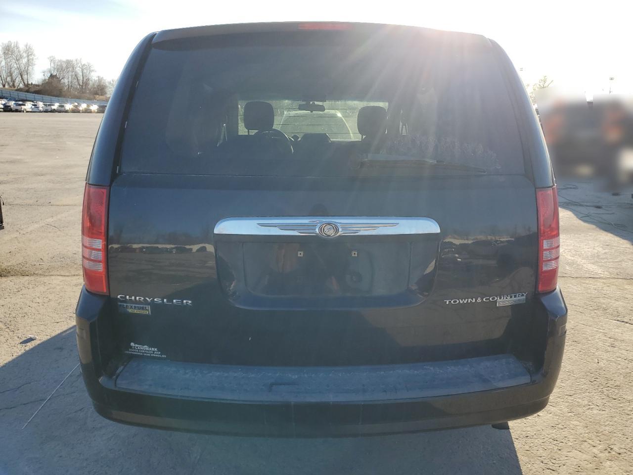 2009 Chrysler Town & Country - Image 6