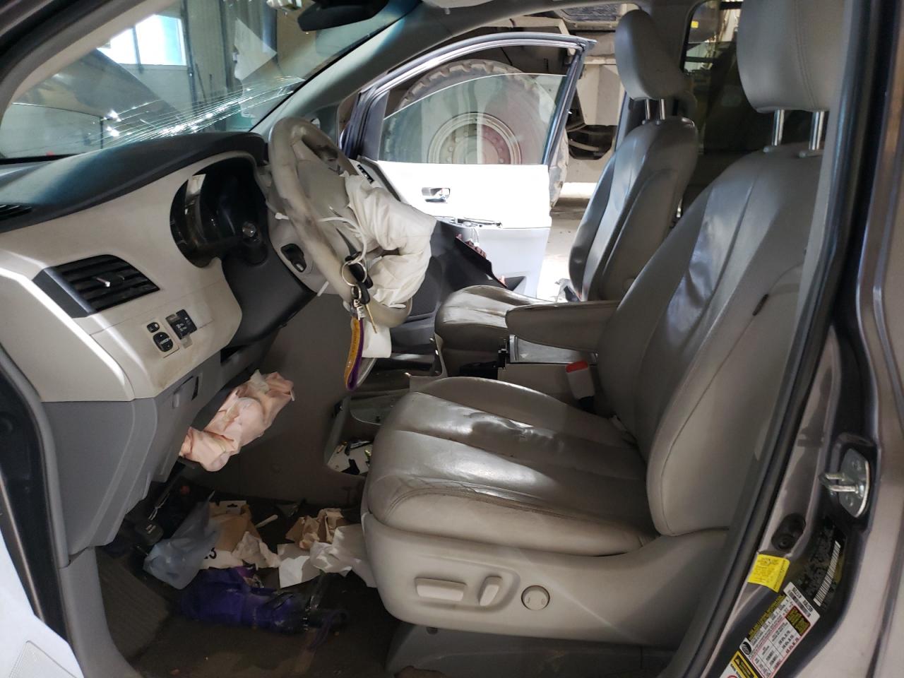 2012 Toyota Sienna - Image 7