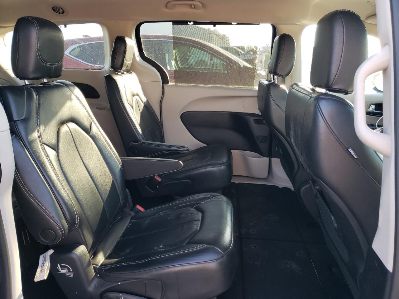2022 Chrysler Pacifica - Image 11