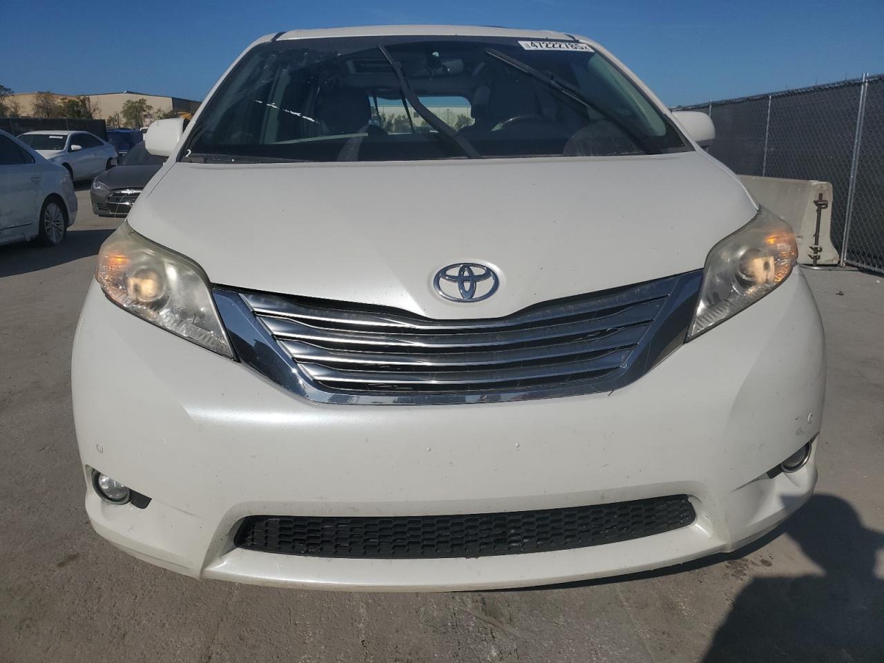2011 Toyota Sienna - Image 5