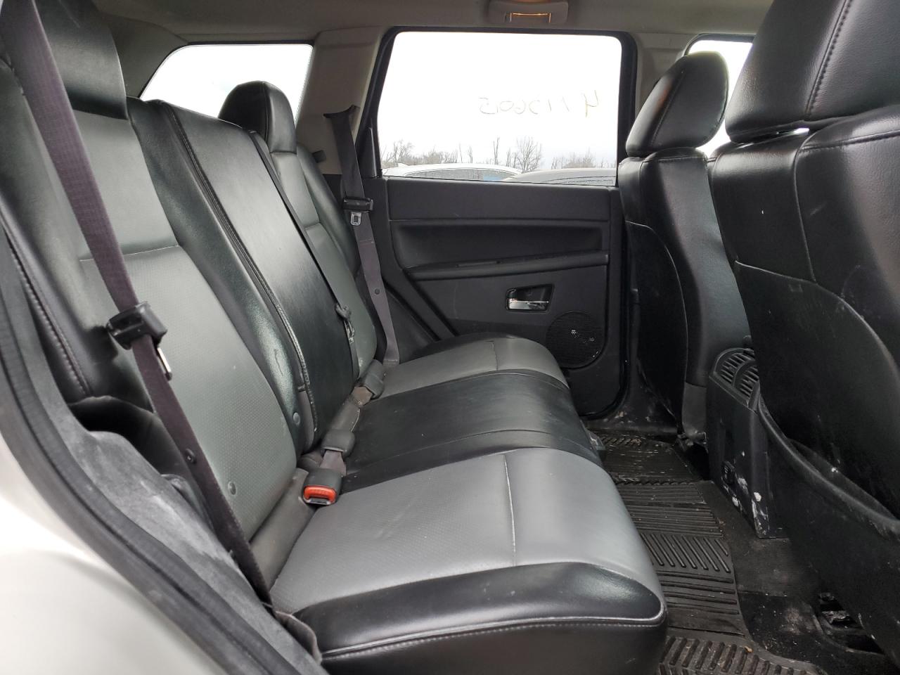2010 Jeep Grand Cherokee - Image 11