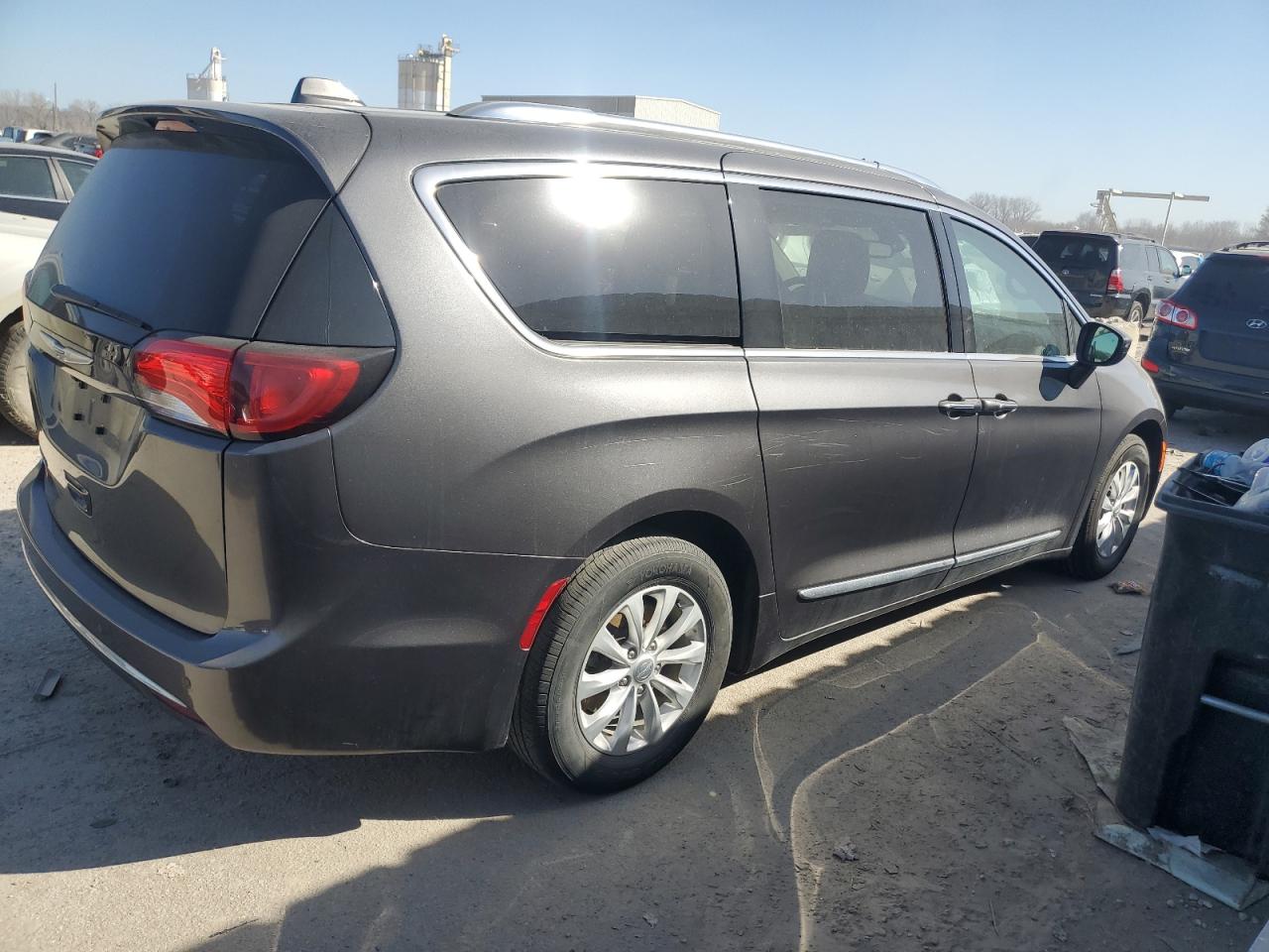 2018 Chrysler Pacifica - Image 3