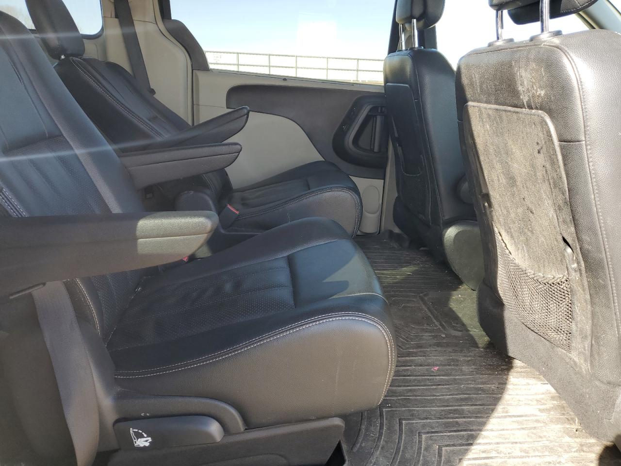 2014 Chrysler Town & Country - Image 11