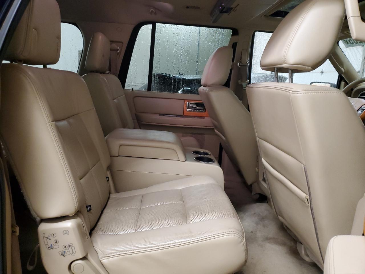 2010 Lincoln Navigator - Image 11