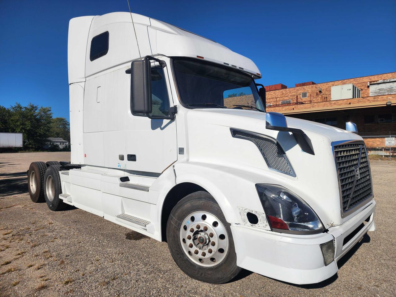 VIN: 4V4NC9EH9CN540815 Auction: COPART Lot: 48098855 Location: KY - LOUISVILLE VIN: 4V4NC9EH9CN540815 VOLVO VN 2012 WHITE Photo 1