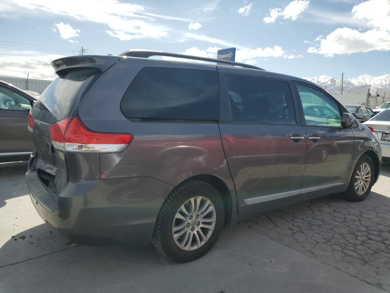 2012 Toyota Sienna - Image 4