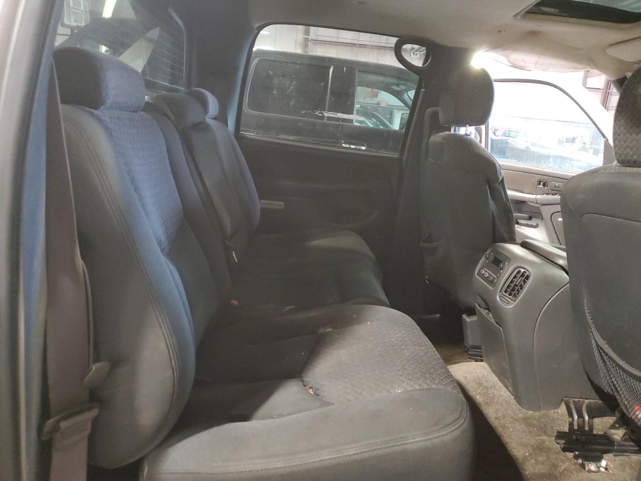 2003 Chevrolet Avalanche - Image 10