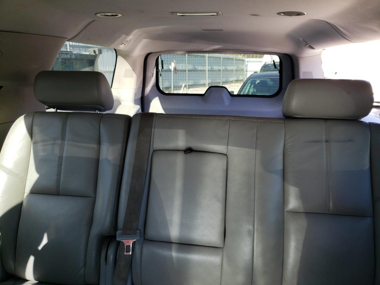 2010 Chevrolet Suburban - Image 10