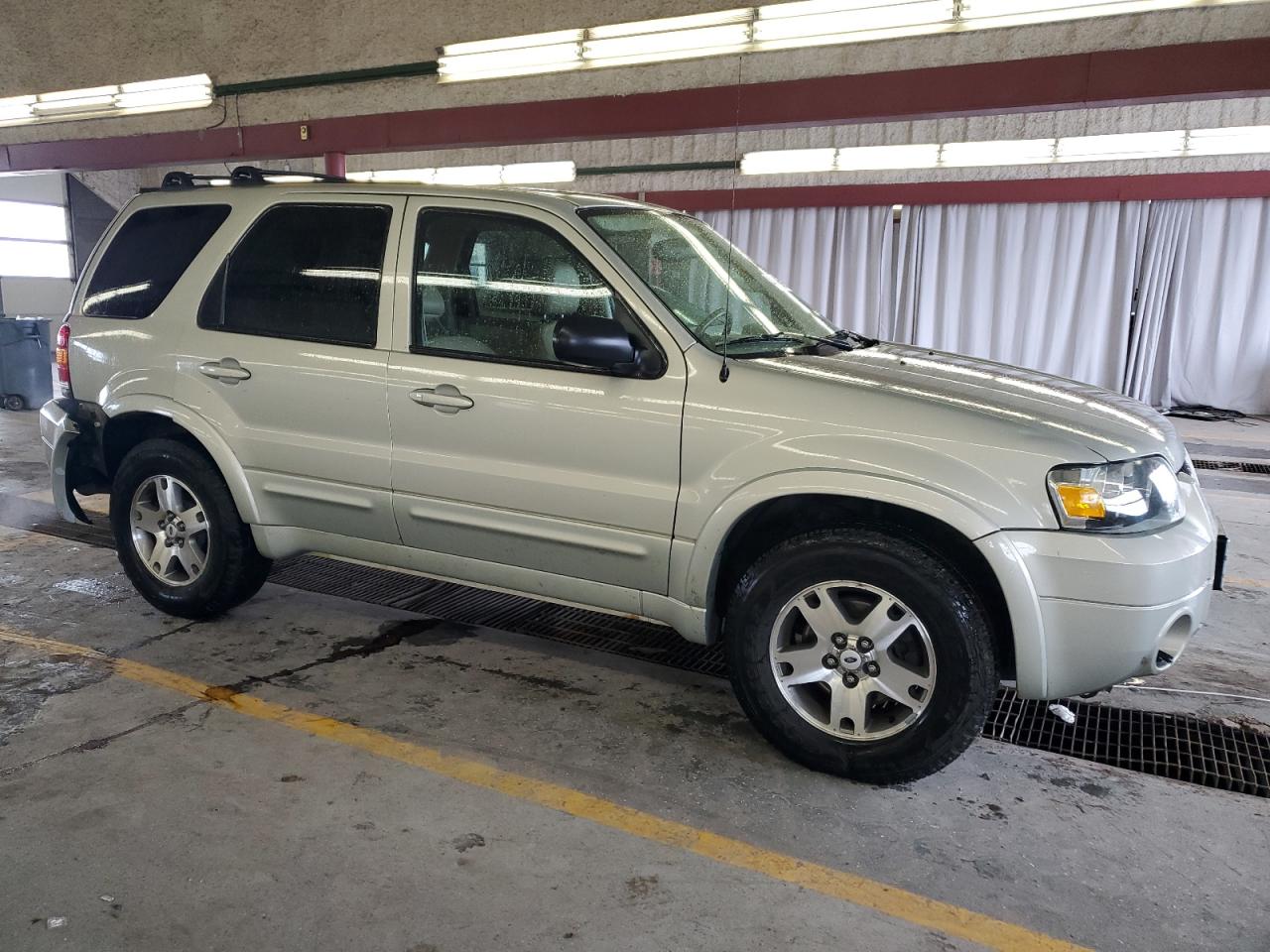 2005 Ford Escape - Image 4
