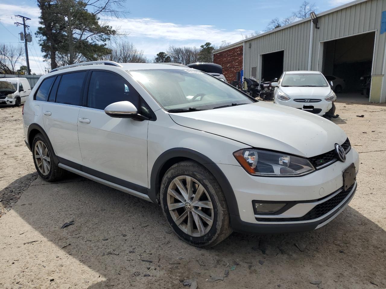 2017 Volkswagen Golf - Image 4