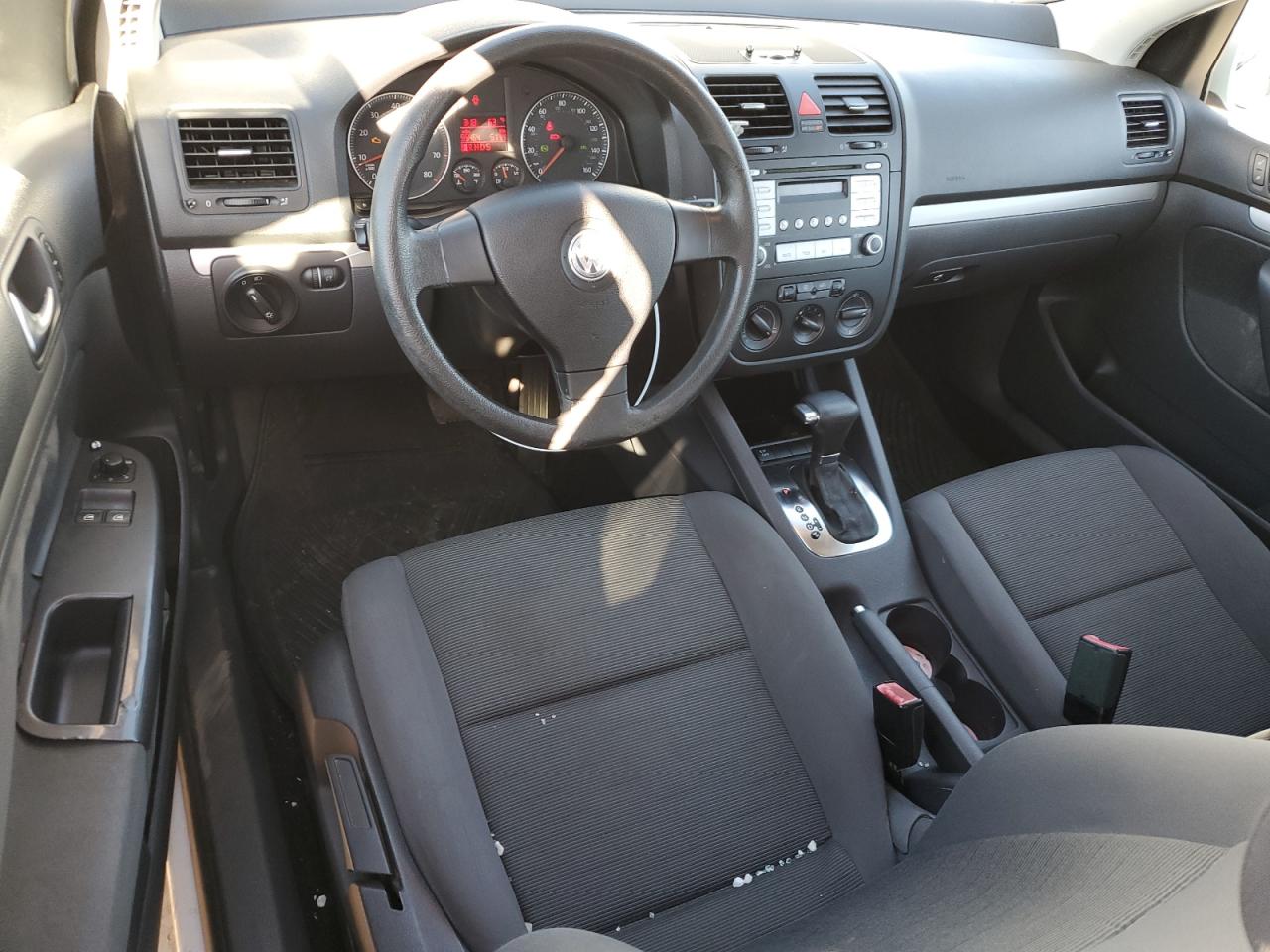 2009 Volkswagen Golf - Image 8