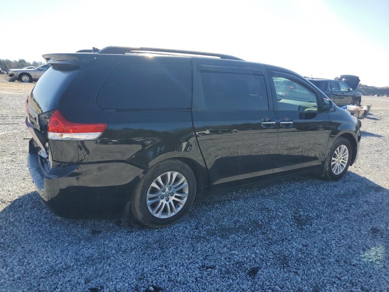 2014 Toyota Sienna - Image 3
