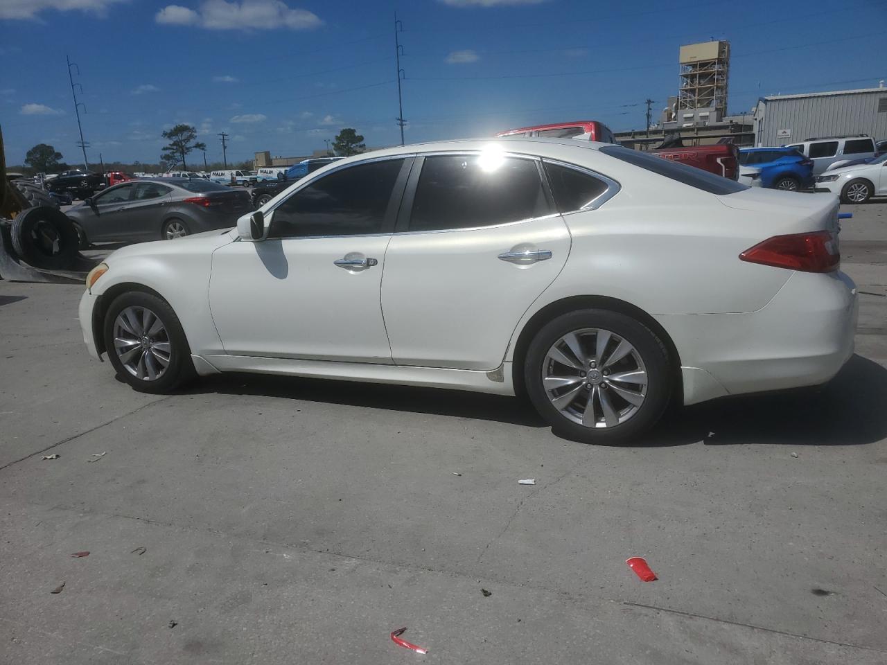 2012 Infiniti M - Image 2