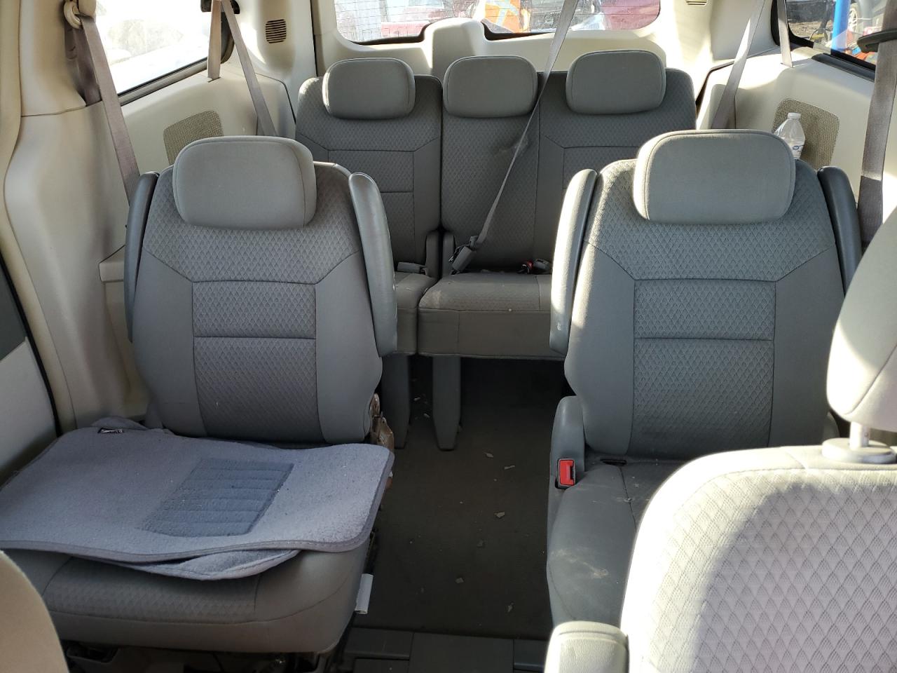 2010 Chrysler Town & Country - Image 10